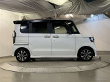 パワースライドドア装備で乗降りラクラク! 開閉もスイッチ一つでワンタッチですよ。 お子様やお年寄りの方も安心してお乗りできます。 坂道で開閉が重くなってしまう時に便利ですよ。