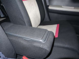 運転席と助手席の間には「ひじ置き」も付いているのでリラックスして運転が出来そうですね!安全運転はお忘れなく!