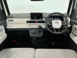 【インパネ】運転のしやすさを最優先に設計された見晴らしの良いフロントビュー。車両間隔が掴みやすく狭い道でも安心♪「安全」と「品質」を最優先に、安心してお乗りいただけるクルマを提供いたします。