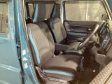 運転席はアームレスト付き。ロングドライブ時にはありがたい、便利アイテムです。