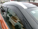 雨の日でも、車内の空気入替に便利なプラスチックバイザー付きになります^^意外と実用性がありますよね☆
