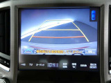 バックガイドモニター付き。車両後方の映像をナビ画面に表示し、駐車などの後退操作をサポートします。