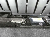 スペアタイヤレス車です。応急セットを搭載しております。