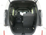 2列目シートは左右独立で倒すことができます。3人乗車状態でより多くの荷物を積むことができます。