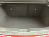 ラゲッジルーム内の凹凸をなくす事でスッキリした広がりを造りだし、荷物がスムーズに出し入れできる気持ちよさ、使い易さを実現!