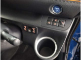 お車のキーはスマートキーです。キーを身につけた状態で車に近づき、ドアロックの解錠や施錠操作が出来ます。雨の日など両手がふさがっている時など、とっても便利ですね。