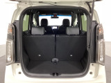 開口部も広く荷物の積み下ろしもしやすいお車となっております。シートを前方にスライドさせれば、さらに荷室を広げられます。また、床下にも収納スペースがあります。