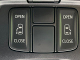 【両側パワースライドドア】スマートキーや運転席のスイッチで後席両側スライドドアの開閉が可能♪電動だから力を入れてドアを開ける必要が無く、小さなお子様でも簡単に開け閉めでき快適です♪