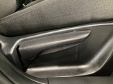 運転席にはドライバーの体型や好みに応じて前後方向だけでなく、高さの調整ができるシートリフターを装備!