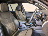 【コックピットシート】BMW車の主役席。車体中央にくる様に配置し車両重心とが一致する事でドライバーと車との一体感あるドライビングを実現。人間工学に基づき形成した形状が長時間のドライブ疲労も軽減します!