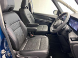 運転席も広くゆとりのある室内です