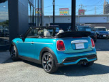コンパクトな車体にパワフルなエンジン、ゴーカートのようなドライブフィールは乗ってみるとなお、他の車とは一線を画す魅力を持っています。