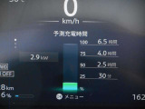 バッテリーの充電状況や充電時間の目安が一目瞭然!メーター内で確認が出来ます。