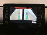左右のドアミラーに設置されたカメラからの映像を表示します。路肩への幅寄せ・狭い路地でのすれ違いなどのケースにおいて、車両側方の安全確認や接触回避の操作をサポートします。
