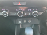 【フルオートエアコン】暑い季節に車内を冷やすだけでなく、除湿機能によりガラスのくもり防止にもなります!温度を設定すればあとはエアコンにお任せです