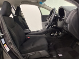 広い足元にゆったり座れるシートには肘掛けも装備しており長距離の運転でも疲れにくくなってます。女性でも運転がしやすいように、シートの高さ調整機能(シートリフター)がついています。