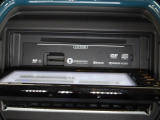 CD/DVD挿入口はセンターディスプレイ裏にございますが、自動開閉機能に不具合がございますので、閉める時は手動で操作してください。 オーディオは現状渡しとなります。