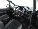 シンプルで使いやすいデザインの運転席です。