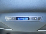 後部座席にもオートエアコン装備ですから車内は、とっても快適です。