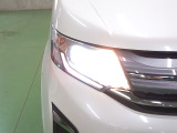 LEDヘッドライト。省電力で明るく遠くまで照らし、夜道や雨天時などの安心感を高めます。点灯の瞬間から光量を放つLEDの特性により、トンネルへの進入直後などでも安心感のある視界を提供します。