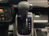 CVT車のセレクトレバーです。低速から高速まで、変速ショックのないスムーズな走りを実現するとともに、エンジン効率のよい領域を維持することで燃費にも貢献します。