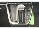 ハイブリッドカーですが運転操作は普通の車と変わりませんのでご安心ください。操作方法はスタッフが説明いたしますのでお気軽にご質問ください