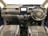 車内は光触媒抗菌消臭施工済です。インパネ周りはスタイリッシュなデザインで機能や装備も充実しています。グローブボックスやカップホルダーのほかにトレーなどたくさんの収納スペースが付いています。