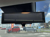 スマートルームミラー:車両後方のカメラ映像をミラー面に映し出すので、車内の状況や、天候などに影響されずいつでもクリアな後方視界が得られます。