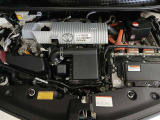 1.8Lエンジン+モーターによるハイブリッドシステムを搭載し、静かで滑らかな走りが魅力です