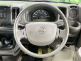 インテリアに合わせたデザインのステアリングは、運転される方のことも考え、運転しやすい形状、大きさです。是非一度、実際に触ってお確かめください。