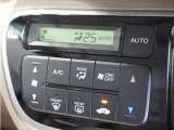 【オートエアコン】温度を設定すれば自動で快適な車内温度を保ちます。エアコン内部の高性能脱臭フィルターで車内のアレルゲンや花粉を除去。