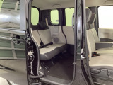 スライドドアだから、隣の車との距離が近い駐車場でも安心。チャイルドシートへの乗せ降ろしや、大きな荷物の積み込みもストレスなく行えます。