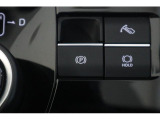電動パーキングブレーキを採用しております。発進時はシートベルトをした状態でアクセルを踏むだけで解除できます。