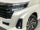 【LEDヘッドライト】悪天候や夜間走行時も良好な視界を確保し安心して運転できる高輝度LEDヘッドライトを装備!点灯速度が早く、消費電力も抑えられています。