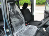 届出済未使用車ですので内装もキレイです♪ また、シートカバーの取付等も承ってましたのでお気軽にご相談ください♪