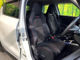 運転席まわりには十分なスペースがあり、大柄な方でもゆったり運転していただける環境です。