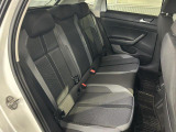 後部座席もあくまで広くゆったりです。VWのシートはワザと固めで座る場所を大きく作成しております。全体重をしっかり椅子に掛けれるので、長時間乗っていても疲れにくくなってます。
