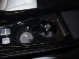 運転席真ん中にドリンクホルダーが付いています!二つ付いているのが嬉しいですよね