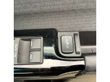 運転席&助手席シートヒーターが付いてます。寒い冬でもスイッチONで座面をあたたかくして、ドライブをさらに快適にしてくれます。HIとLOWの2段階に温度設定が可能です。
