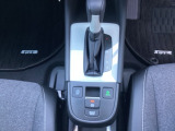 ブレーキホールド機能付き。信号待ちなど足を離してもブレーキ状態を保ち、アクセルを踏むと自動解除されます。スムーズな発進が可能です。