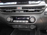 車内の室温を自動で一定に保ってくれる便利なオートエアコンが付いています。温度を設定するとクルマがエアコン噴出し温度を上げたり下げたり風量を変えたりしてくれるので運転に集中が出来ますよ。