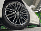 【純正18インチアルミホイール】外観にマッチした純正アルミホイールを装着しております。各種社外アルミホイールや、スタッドレスタイヤも取扱いしております。是非ご相談ください♪