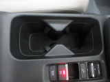 運転席からも助手席からも使いやすい位置にドリンクホルダーを配置しています。