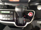 オートマチックシフトレバーは、手になじみ操作しやすい形状で安全運転にもつながります♪