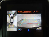パノラミックビューモニター付きです。車両を上から見たような映像をモニター画面に表示。運転席からの目視では見にくい、車両周辺の状況をリアルタイムでしっかり確認できます。
