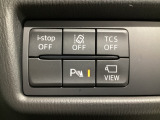 運転席脇のクラスタースイッチ部分にはカメラ切り替えスイッチ、パーキングセンサー、その他走行系スイッチを集中配置しております。