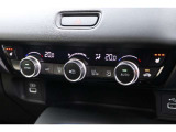 エアコンは運転席・助手席で独立した温度設定が可能になり、どこに座っても車内は快適空間♪