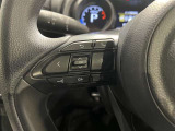 ステアリングスイッチ付きで、運転中に視線を前に向けたまま操作できます。