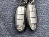 インテリジェントキー 雨の日での傘や 両手の荷物で 手がふさがっていても 楽楽ドアロック&解除 出来ます♪