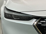LEDヘッドライトは、点灯の瞬間から最大光量を発揮し、突然暗くなるトンネルなどでの安定感を高めます。